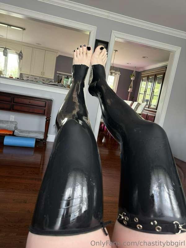 Bringing back some latex leggings and feet 🖤