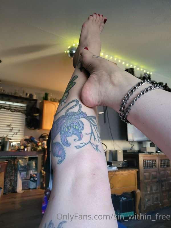 Tattooed with pretty feet