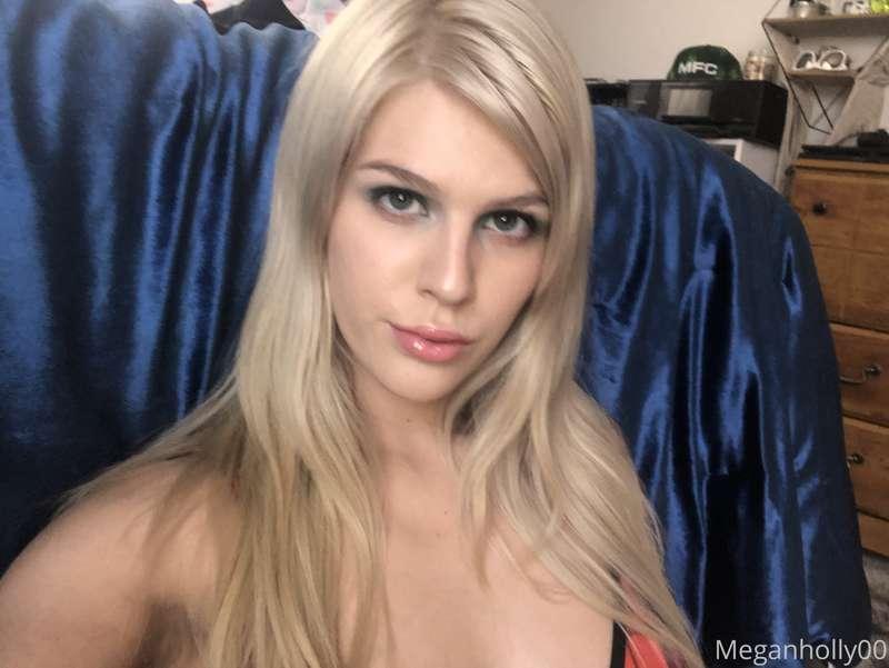 Fishnets, plaid lingerie set and blue eyeshadow for today’s ..