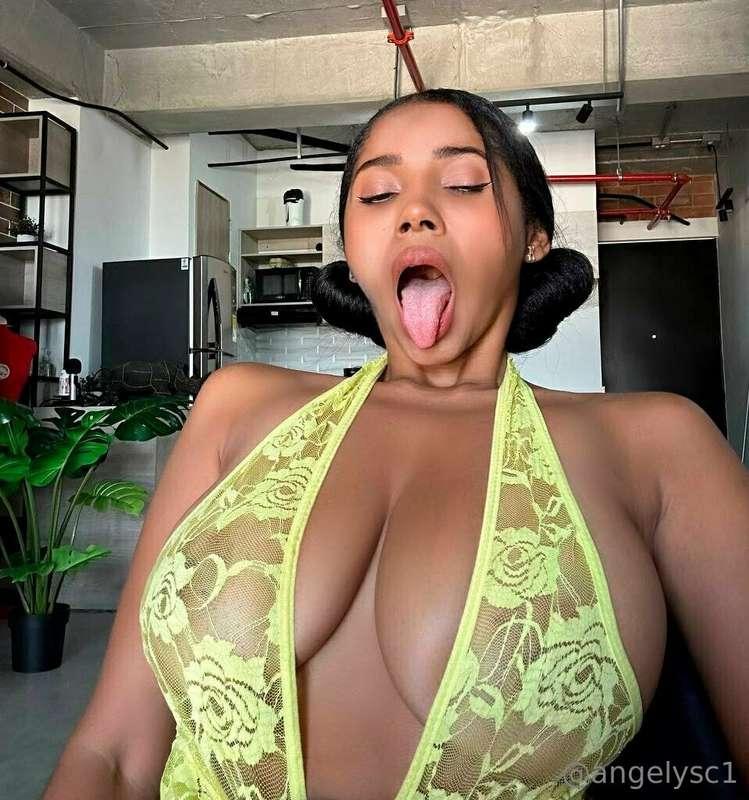 Te gustaria ver la lenceria que tengo puesta ahora mismo? 😈😈