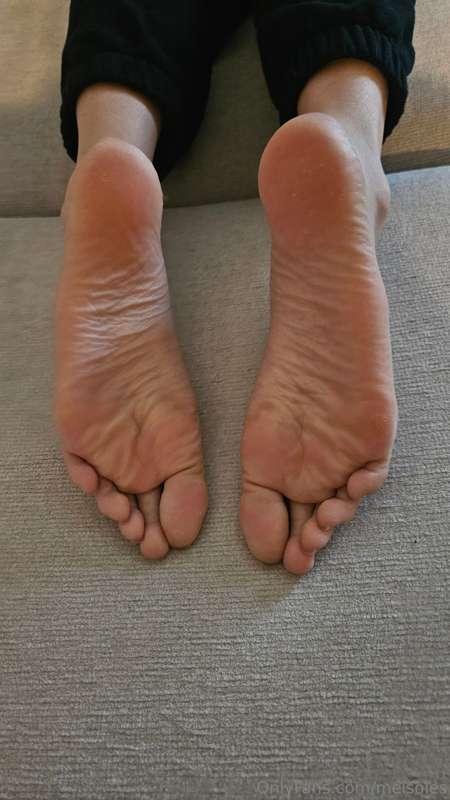 Your big Asian feet queen is back.