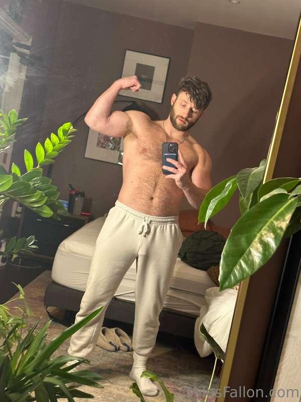 Needing some body worship 👅 let’s go boys