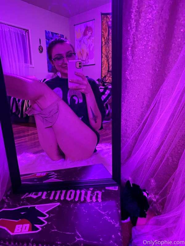 purple room vibezzz. purple light makes me horny lol