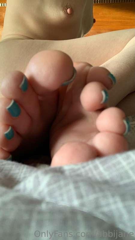 Play, suck, and lick my feet please 😍