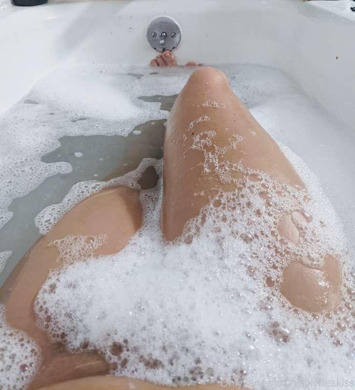 Let's start this off right with a bath pic 😘😍💦