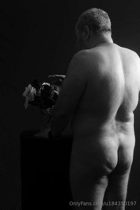 Nude with flowers 2023