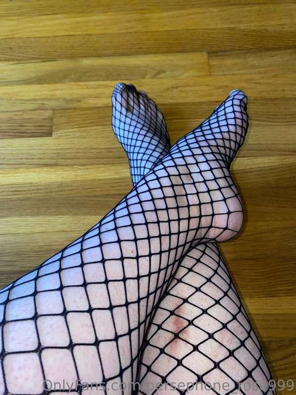 It’s been a while bbs, enjoy some fishnet feet and thick thi..