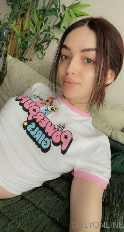 how’s everyone today? swipe for bewbies :3