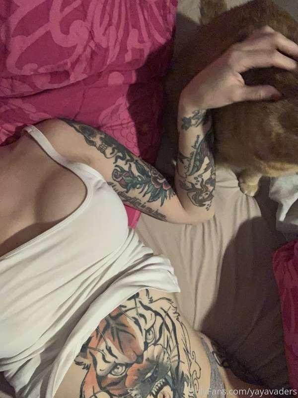 Cuddling with my kitty 🤗