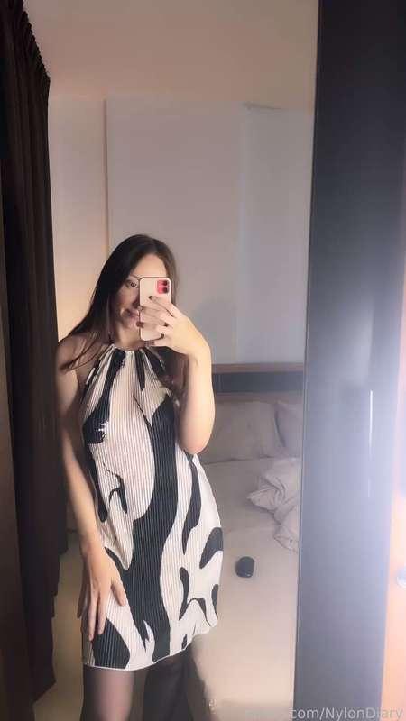Slowly lifting my skirt up 🖤 Is that turning you on?

#nylons #pantyhose #tights #mirror #selfie #nylon #fyp #fetish #brunette #legs