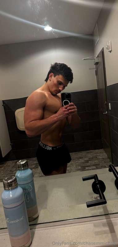 GYM PUMP AFTER HARD DAY AT WORK👌🏼catch me in your inbox 📥 al..