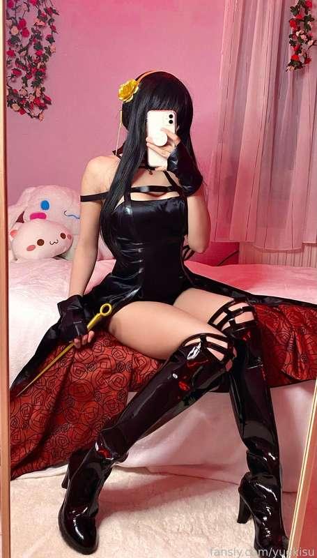 🥀 Yor Briar Cosplay 🥀
─── ･ ｡ﾟ♡: .♡ . ♡ ｡ﾟ･ ───
Mommy Yor set coming this week! Shall I take control of your life? 💋 

#fyp #yorbriar #spyxfamily #anime #cosplay #thighs #boobs #asian 