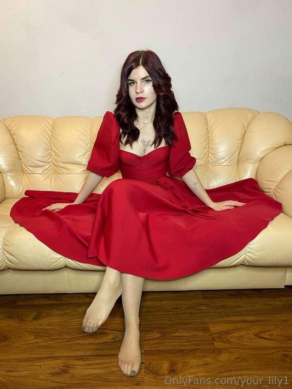 I think I really like this red dress.❤️ I feel dressy and se..