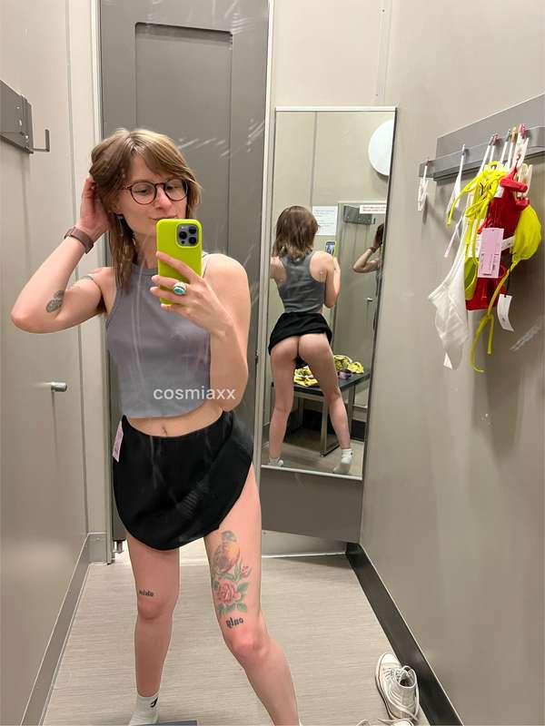 Dressing room booty and bush 🪞