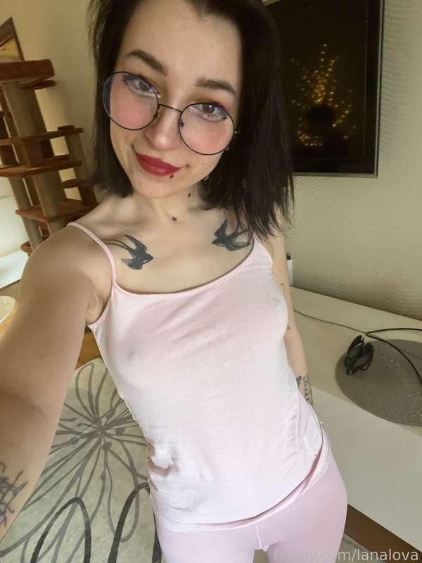 Just a cute selfie to make your mood better^^

🥰 #teen #cute #young #skinny #pretty #collarbone #glasses #perfectbody #petite #little #shy 🥰