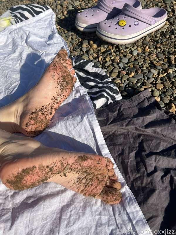 went to the lake today and ofc took a dirty feet pic:) 

#dirtyfeet #feet #footfetish #beach #soles #toes #prettyfeet #life 