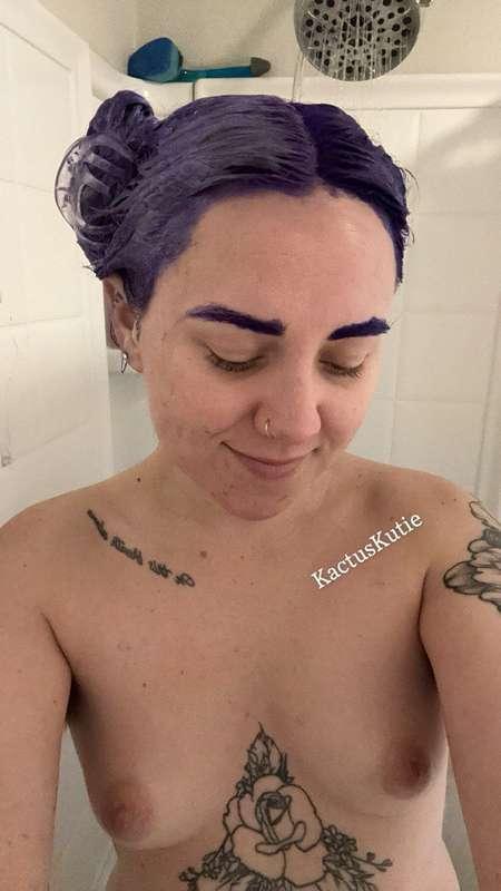 about to shower off my hair dye 💜
do you like my split purple hair?