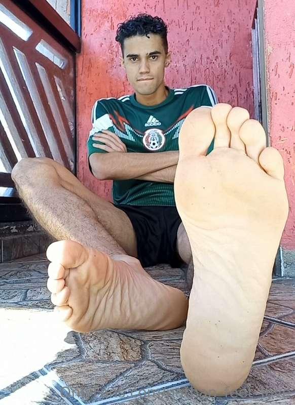 While I exhibit my feet, you keep sending tributes, bitch! 🤐..