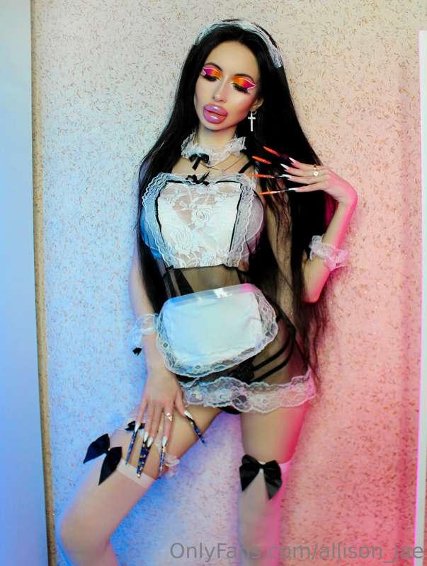 Bright makeup with shiny lips in a maid outfit🖤💅🏻🧡
