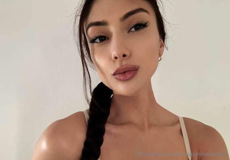 Happy 🐪 day!! A selfie and a hot girl walk 😜 swipe ➡️ to see..