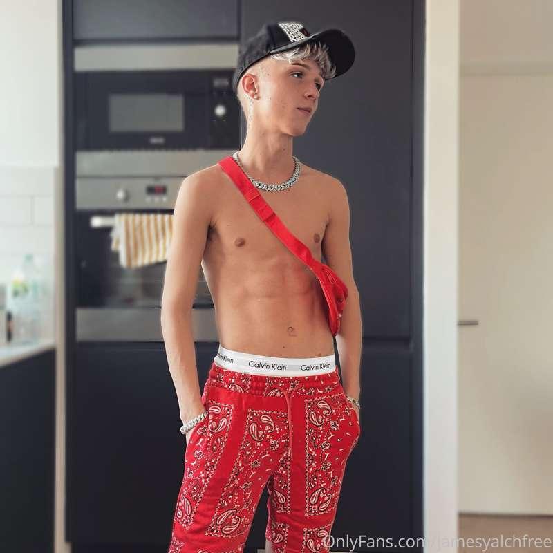 Does red suit me?🤔🤷‍♂️If you want me in something else all y..