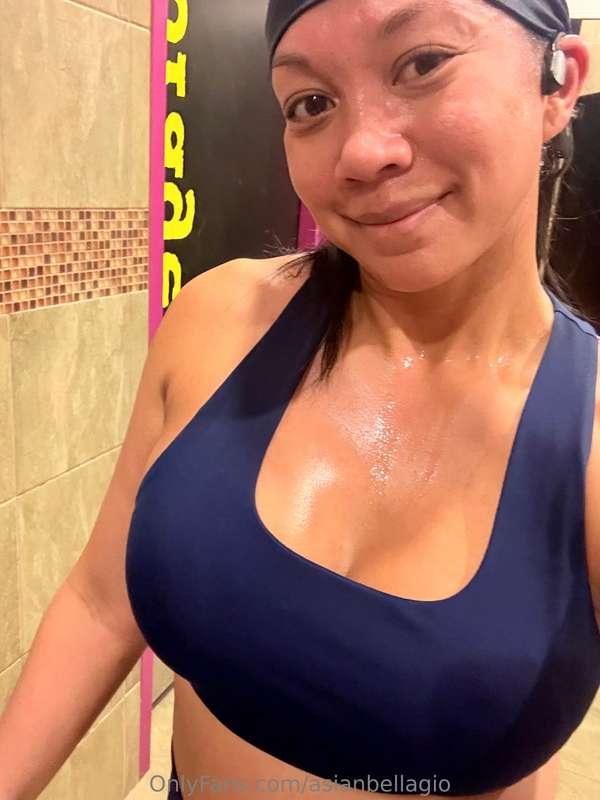 Worked out extra hard to get extra wet 💪🏽 