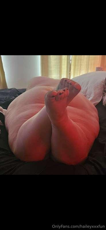 Who's licking toes?