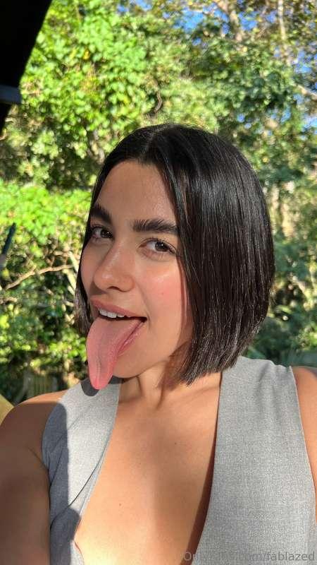 I want to know, what attracts you most about me? 👅 Quiero sa..