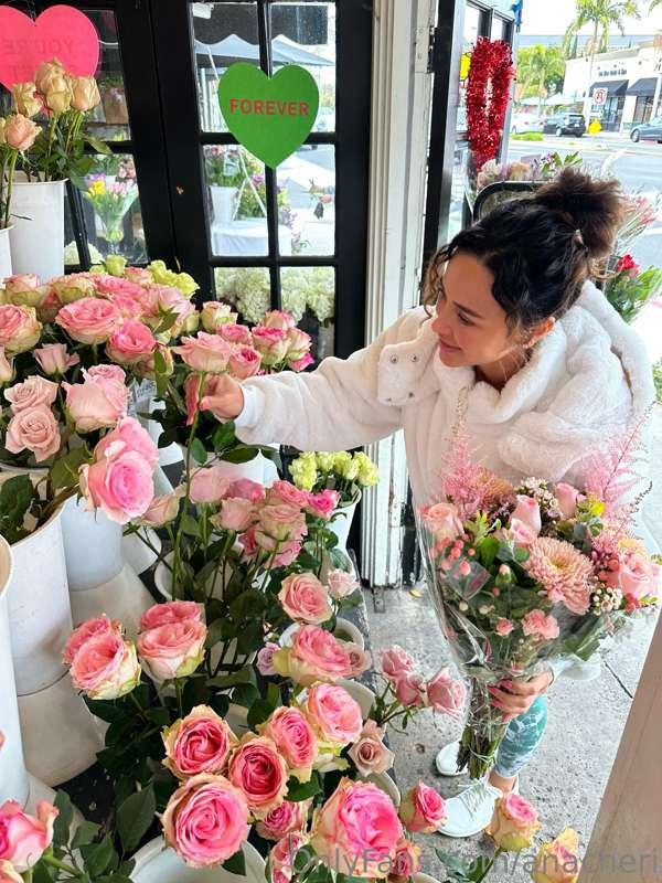 Give her flowers & see what she gives you in the bedroom 🌹😉🌷..