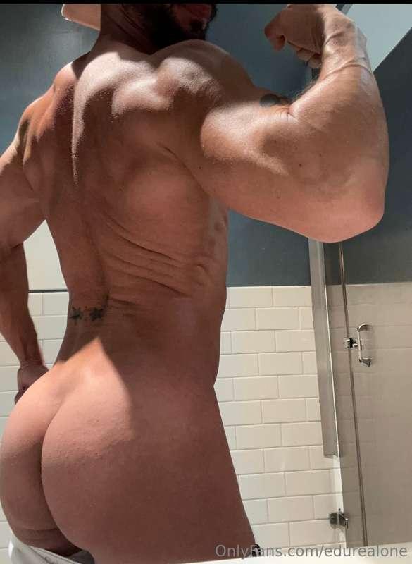 Flexing in the locker room 😈💪🏻