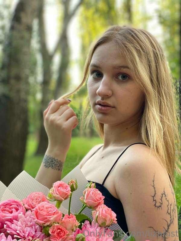 Flowers making me happy and it's a good thing to make me smi..