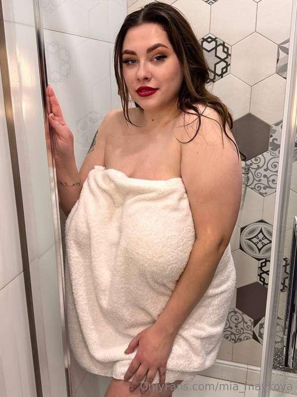 Do you want to look under the towel?😋