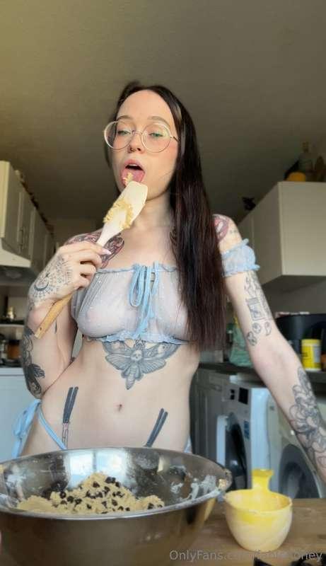 Let me bake you something babe😈