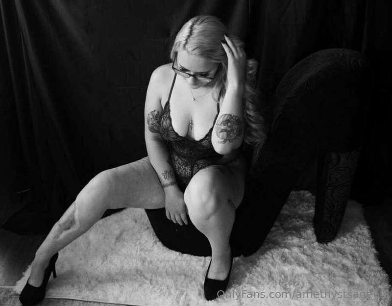 Dark and moody boudoir 🖤🩶