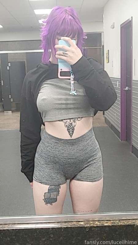 Ready to lift heavier today hehe 👉👈💪 I always have so much fun at the gym 

#fyp #gym #workout #nipples #egirl #curvygirl #public #altgirl #shorthair 