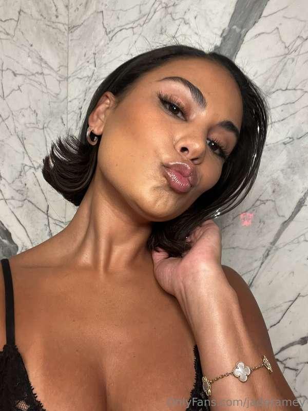 Happy Sunday babyy 💋 check your dms for a mini treat ♥️