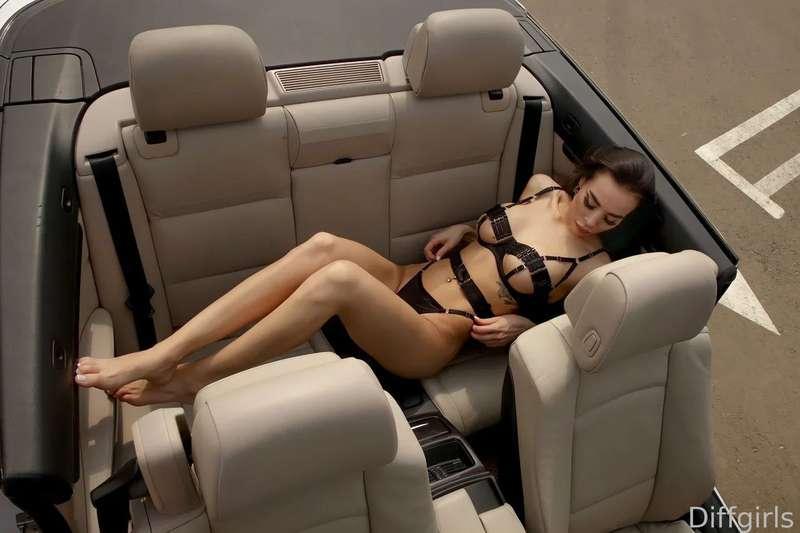 Let's do something fun in the backseat?? 😈😈