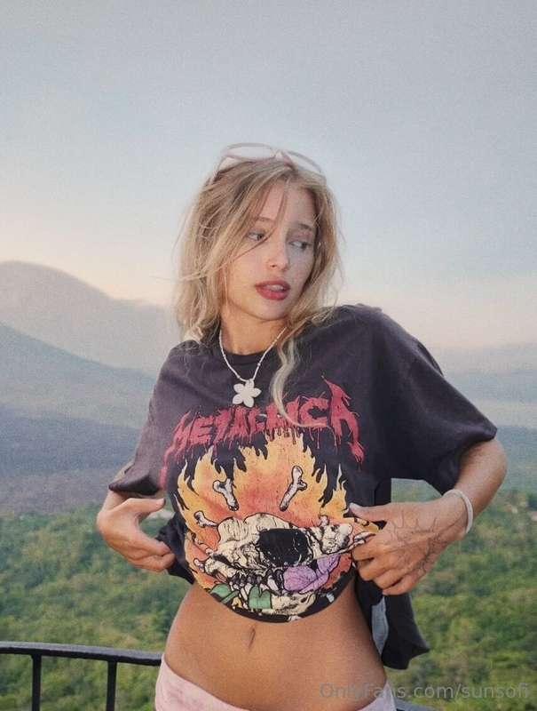 Good music, beautiful nature and a hot girl, what else coul..