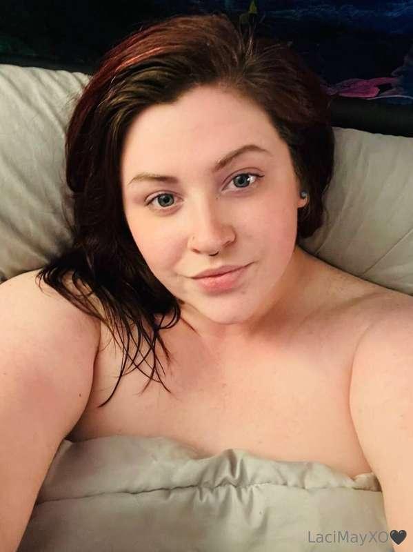 Laying in bed, wishing for a wild night 😝 