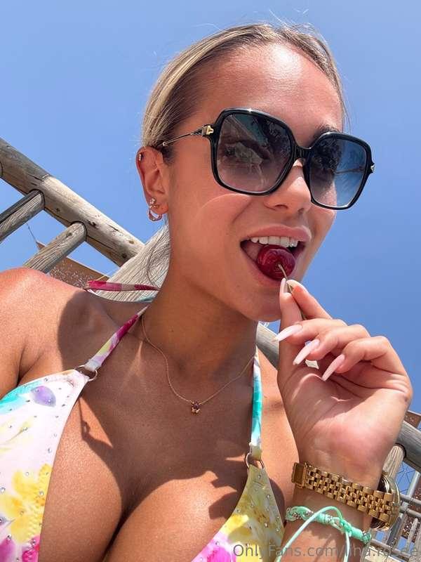 Ich hatte heute einen heißen Tag am Pool und du so ? 🍒😜
