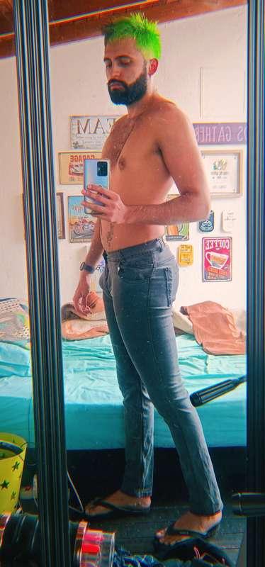 Do I look better with or without pants? 🤔😈