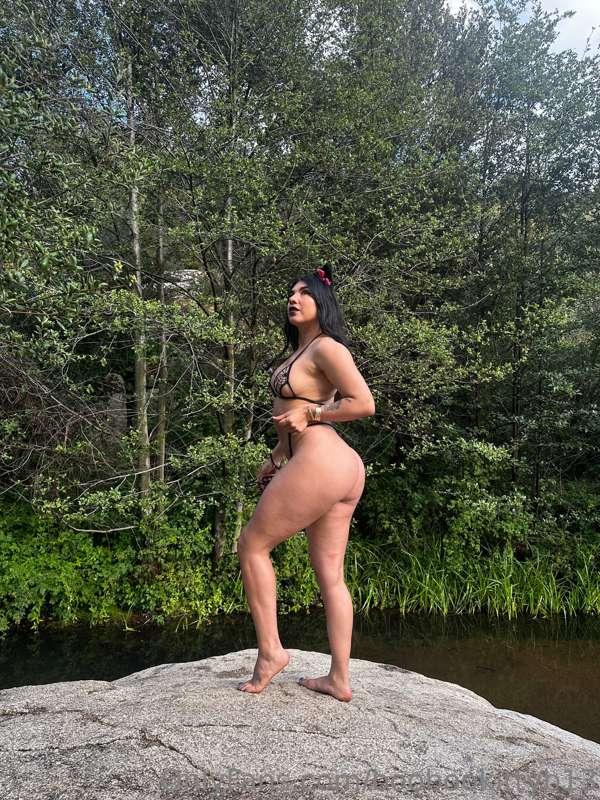 i just wanna be free and naked 🖤🖤🖤