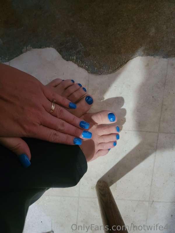 Went and spoiled myself today. Got nails and toes done.
