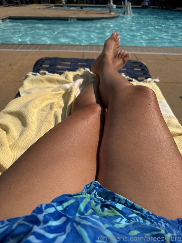 Poolside views… but the best ones are just out of frame 😉 💦