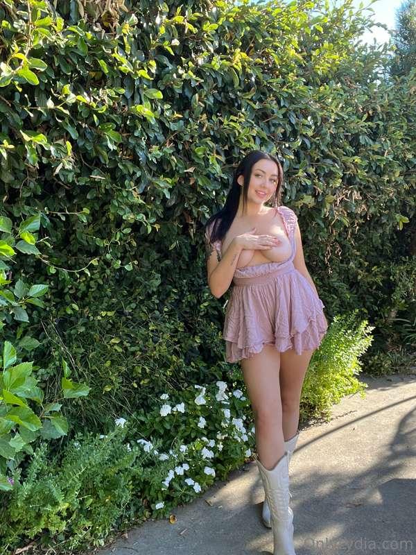 do you like my outfit? 🤠 tip $4 for two femdom hand gesture ..