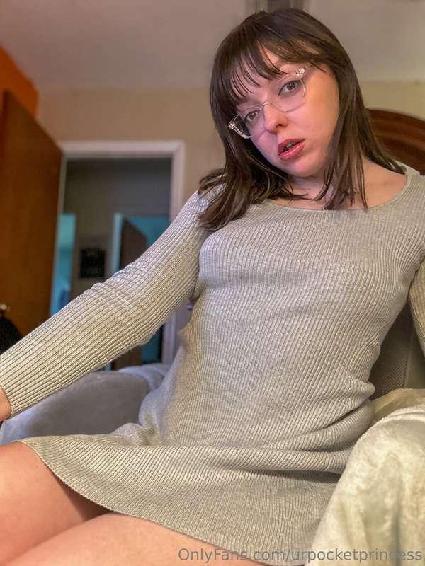 I like wearing dresses bc it’s gives you easy access to my b..