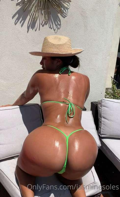 Could you put tanning oil on me? 😻