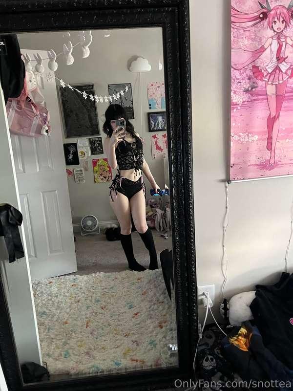 lace, bows, and some cheeks 🖤🎀