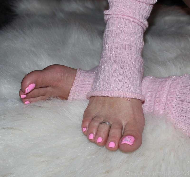 Leg warmers keep my pretty feet warm 😍