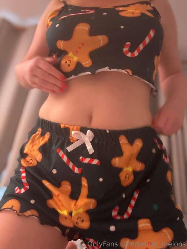Gingerbread pjs. From cute to sexy with one lift…💛🎄💗